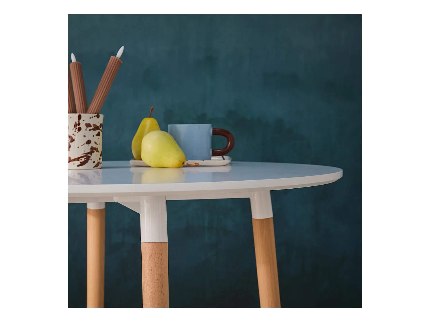 Table à manger blanche ronde Ø80cm MDF et bois de hêtre - Hedvig