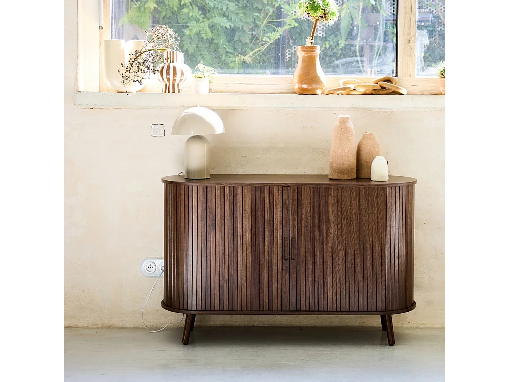 Buffet scandinave 2 portes coulissantes. 4 compartiments. décor bois rainuré. couleur noyer. buffet bas. L 120 x P 40 x H 75cm