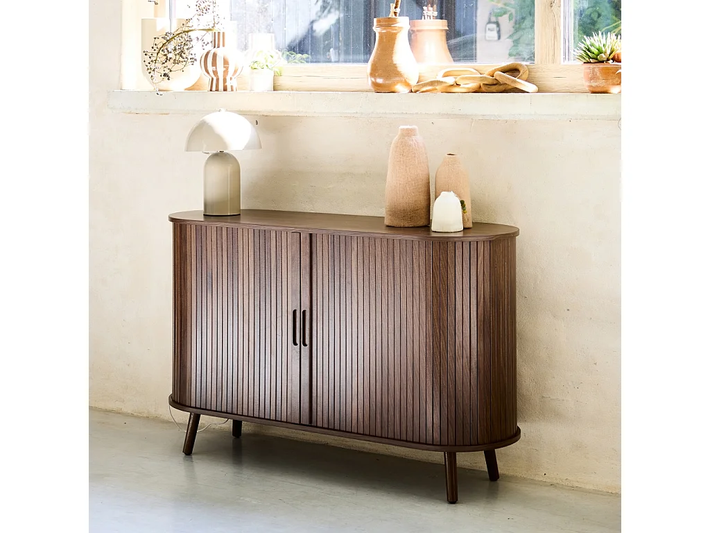 Buffet scandinave 2 portes coulissantes. 4 compartiments. décor bois rainuré. couleur noyer. buffet bas. L 120 x P 40 x H 75cm