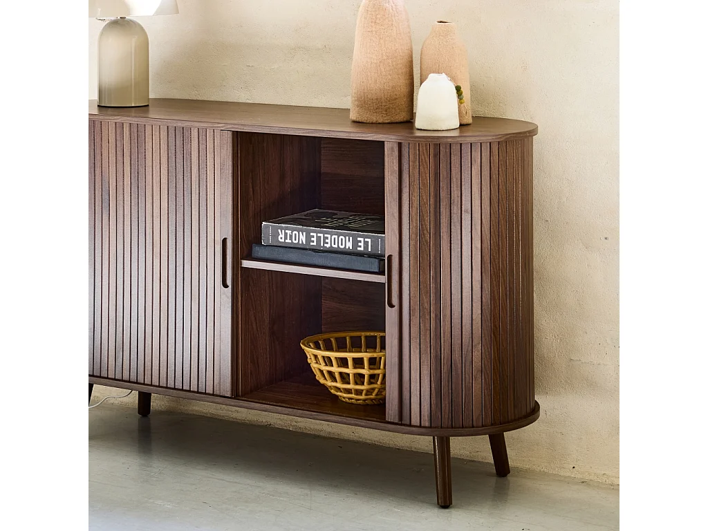 Buffet scandinave 2 portes coulissantes. 4 compartiments. décor bois rainuré. couleur noyer. buffet bas. L 120 x P 40 x H 75cm