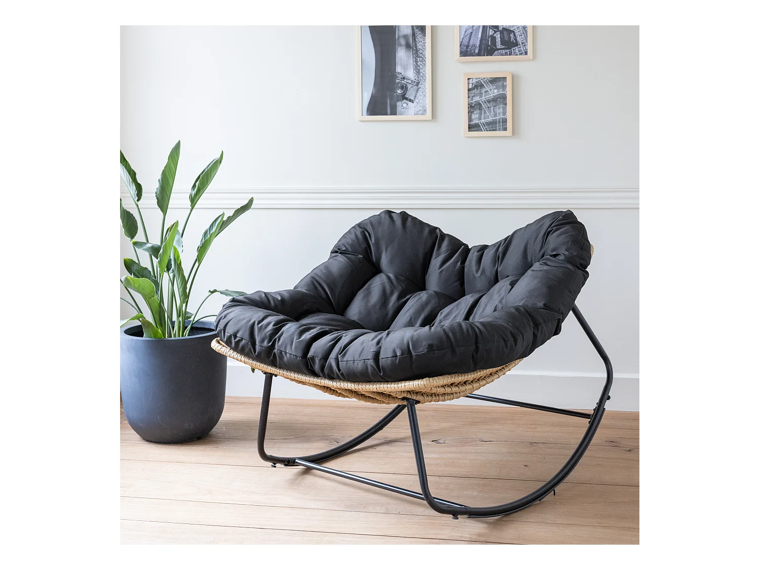 Fauteuil à bascule en rotin synthétique avec coussin noir CINTA - HAPPY GARDEN