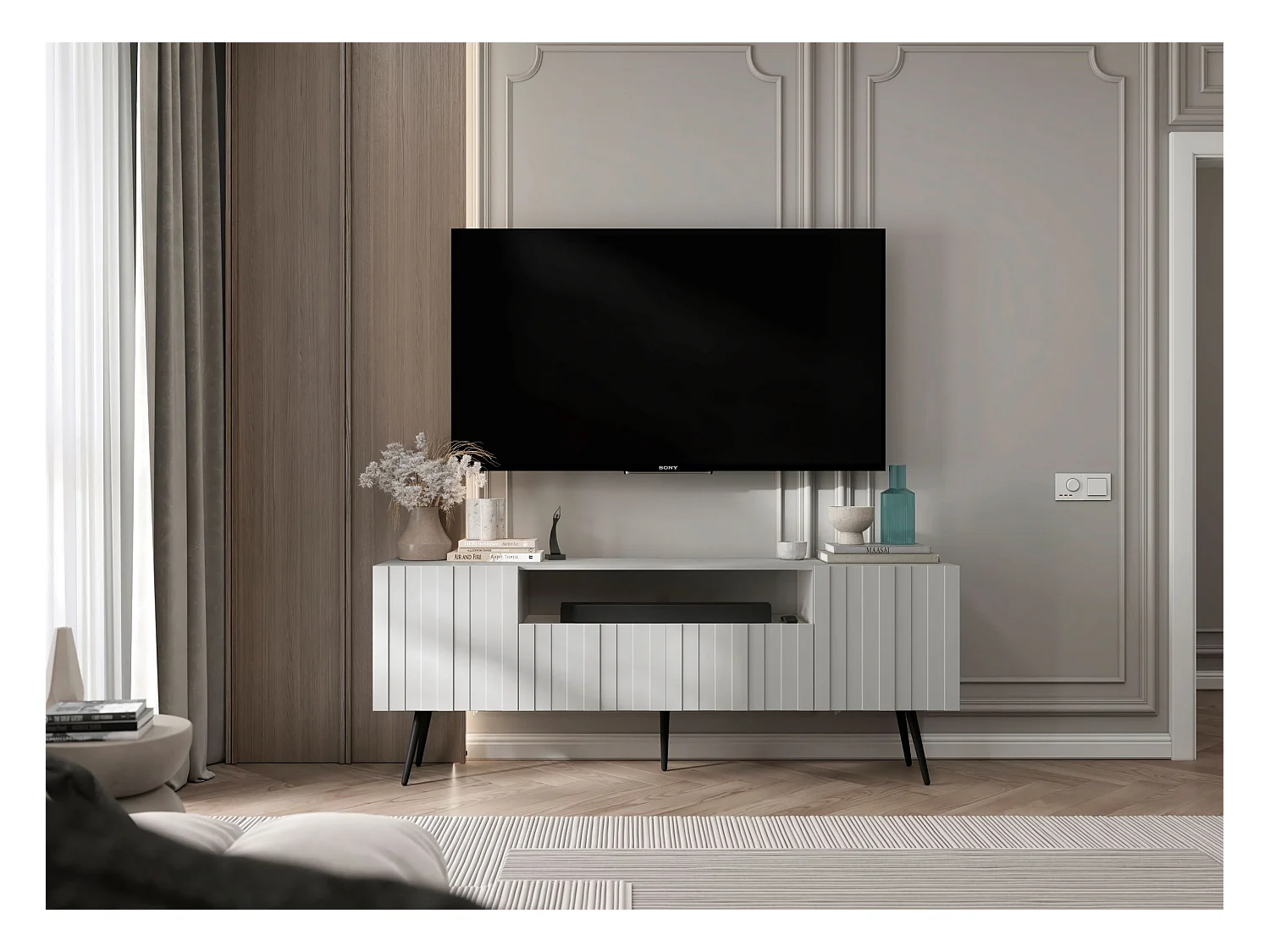 Meuble TV avec 3 portes et niche - Corps Blanc mat, façades rainurées Blanc mat - 150 cm, pieds noirs