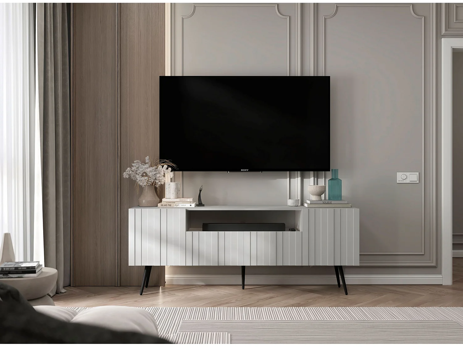 Meuble TV avec 3 portes et niche - Corps Blanc mat, façades rainurées Blanc mat - 150 cm, pieds noirs