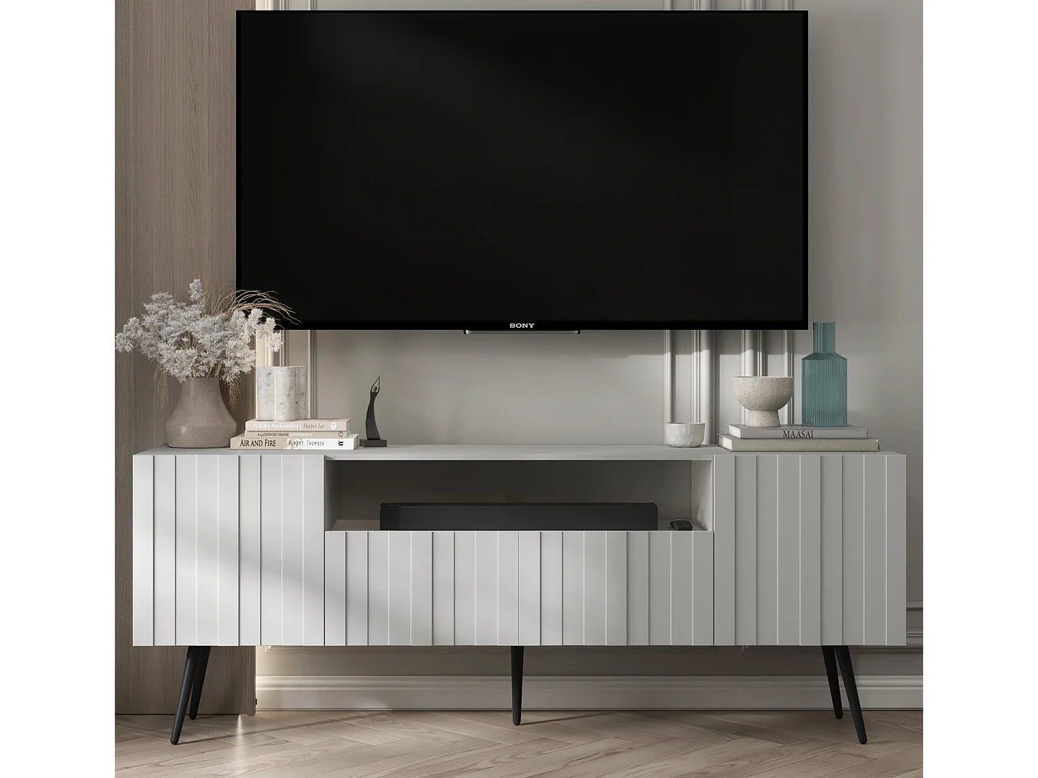Mueble de TV con 3 puertas y hueco – Cuerpo blanco mate, frentes acanalados blanco mate – 150 cm, patas negras