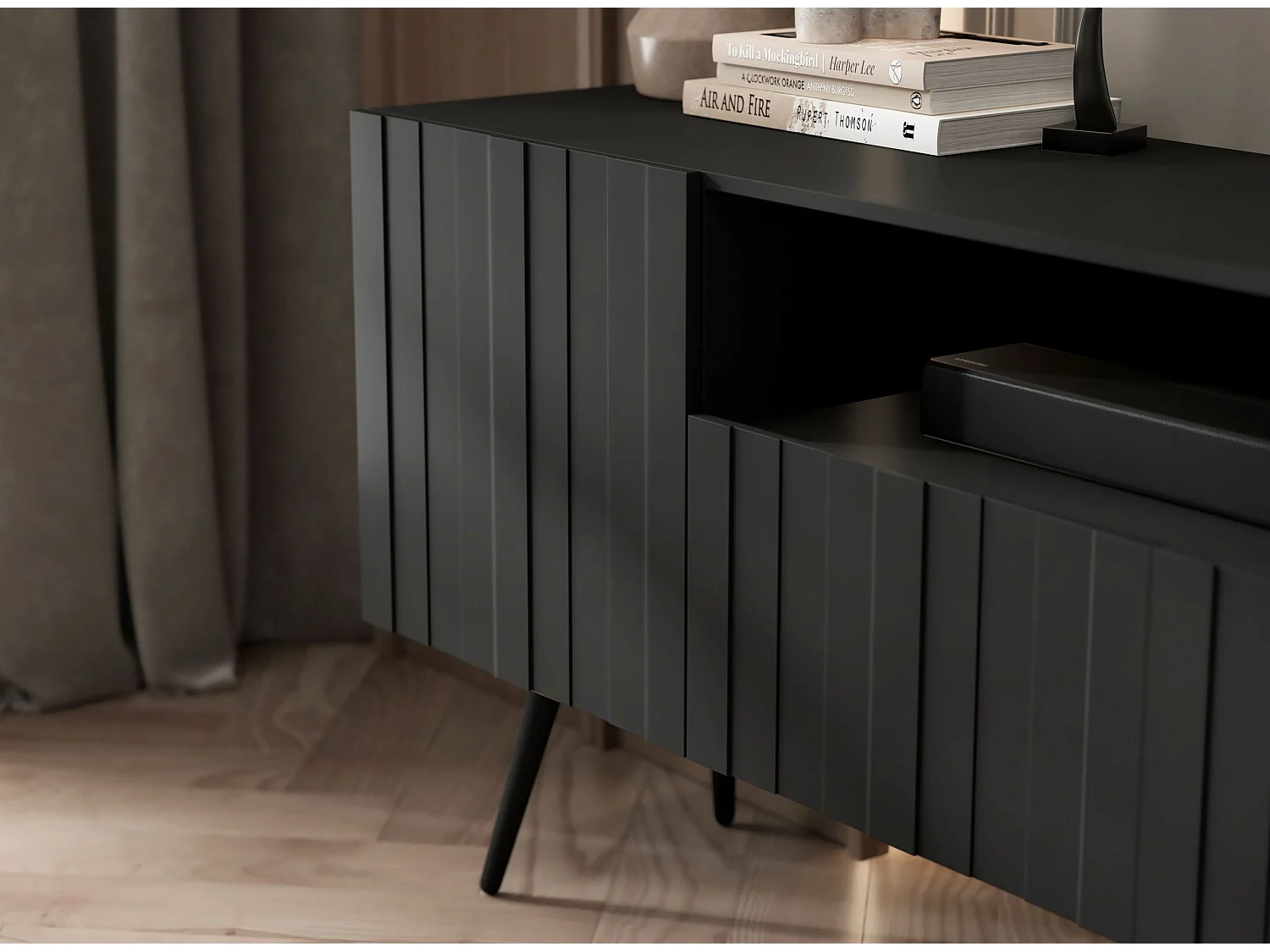 Meuble TV avec 3 portes et niche - Corps Noir mat, façades rainurées Noir mat - 150 cm, pieds noirs