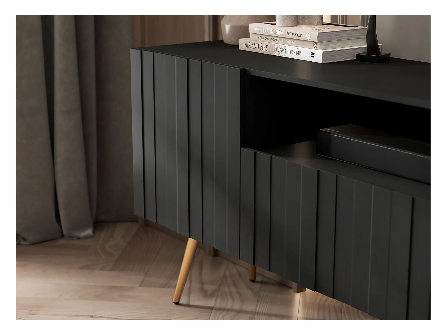 Meuble TV avec 3 portes et niche - Corps Noir mat, façades rainurées Noir mat - 150 cm, pieds dorés