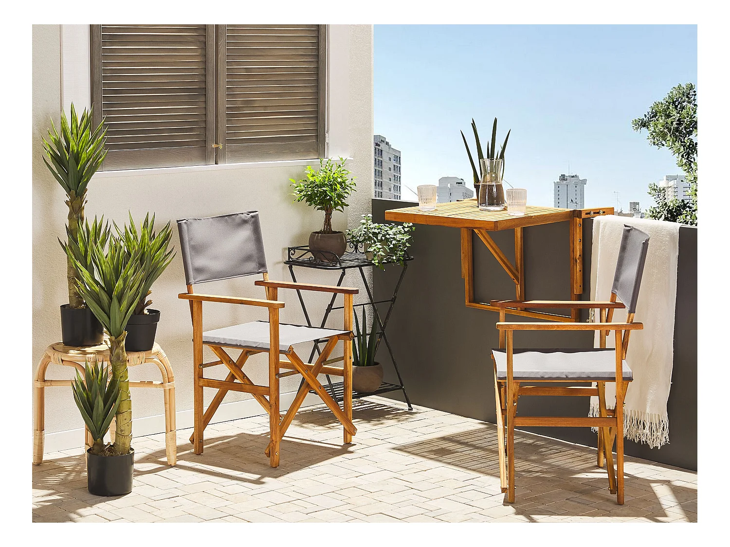 Zwei stylische Regiestühle aus hellem Akazienholz mit grauen Auflagen Cine