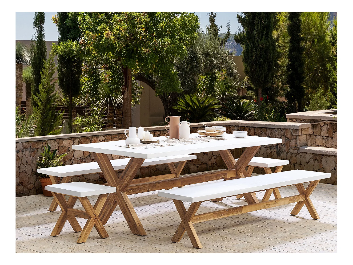 Modernes Gartenset weiss Tisch 2 robuste Hocker 2 Bänke aus Faserzement Olbia