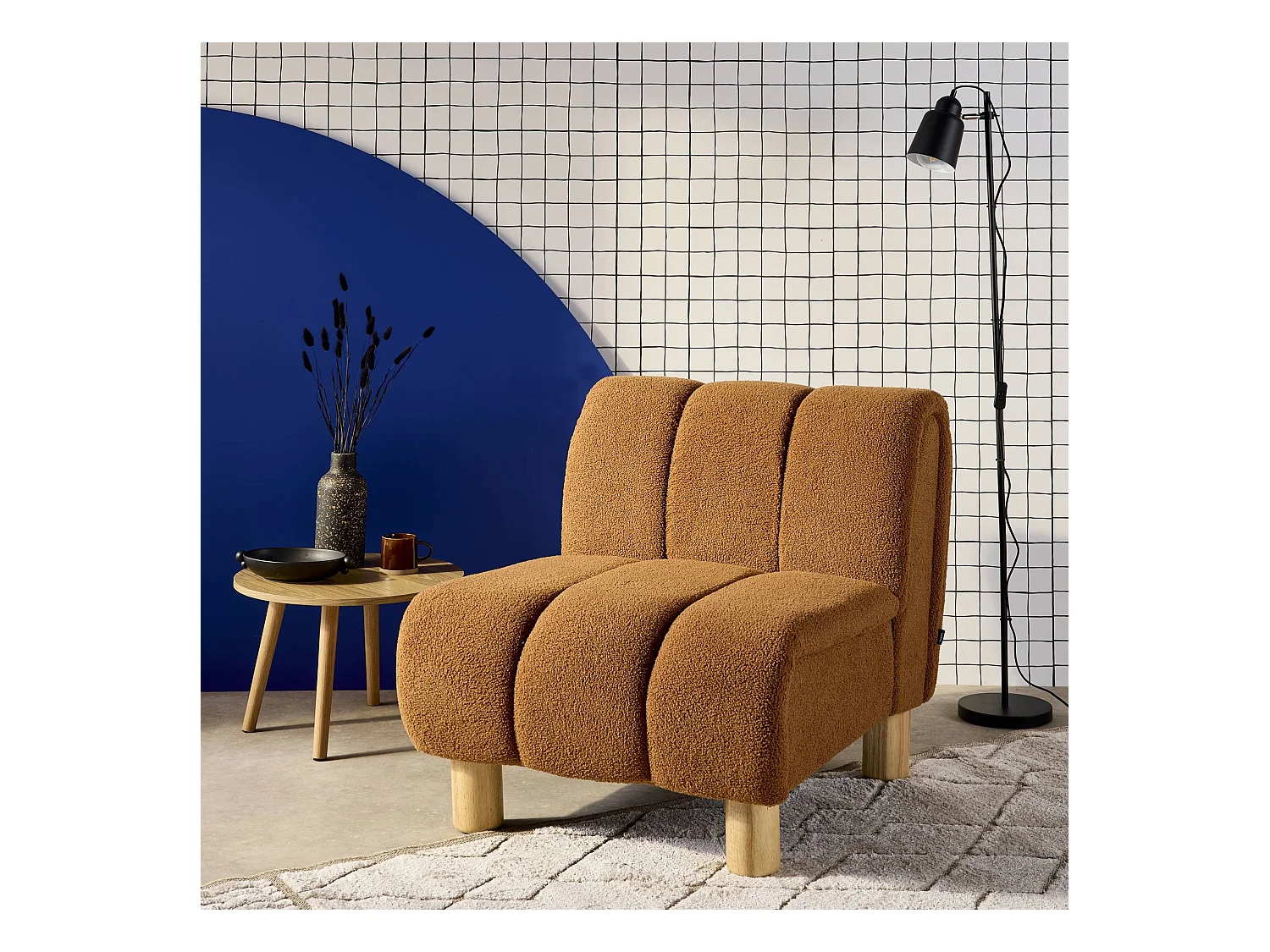 Fauteuil relax pieds arrondis en bois et tissu bouclette camel