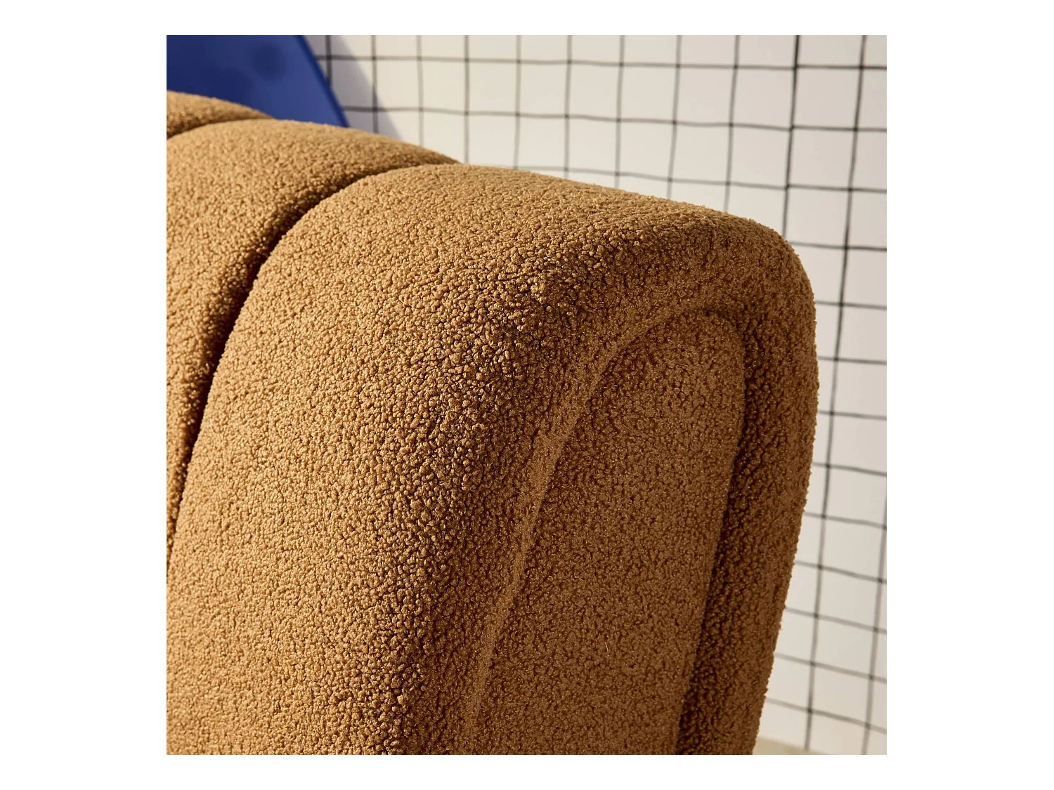 Fauteuil relax pieds arrondis en bois et tissu bouclette camel