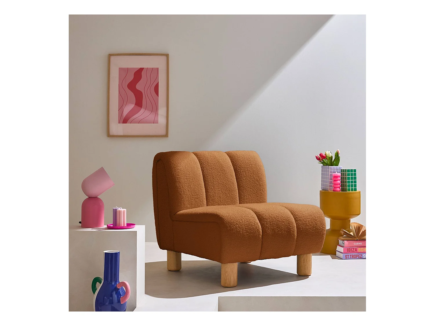 Poltrona relax con gambe rotonde in legno e tessuto bouclé, camel