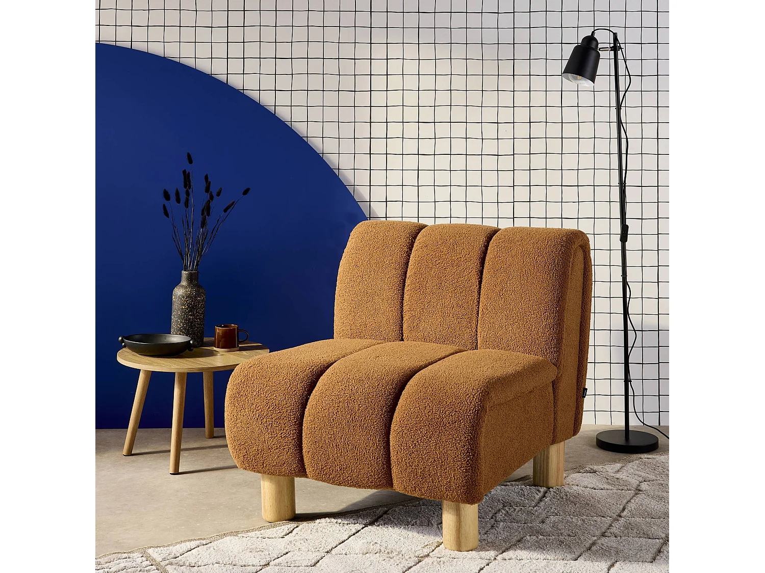 Poltrona relax con gambe rotonde in legno e tessuto bouclé, camel