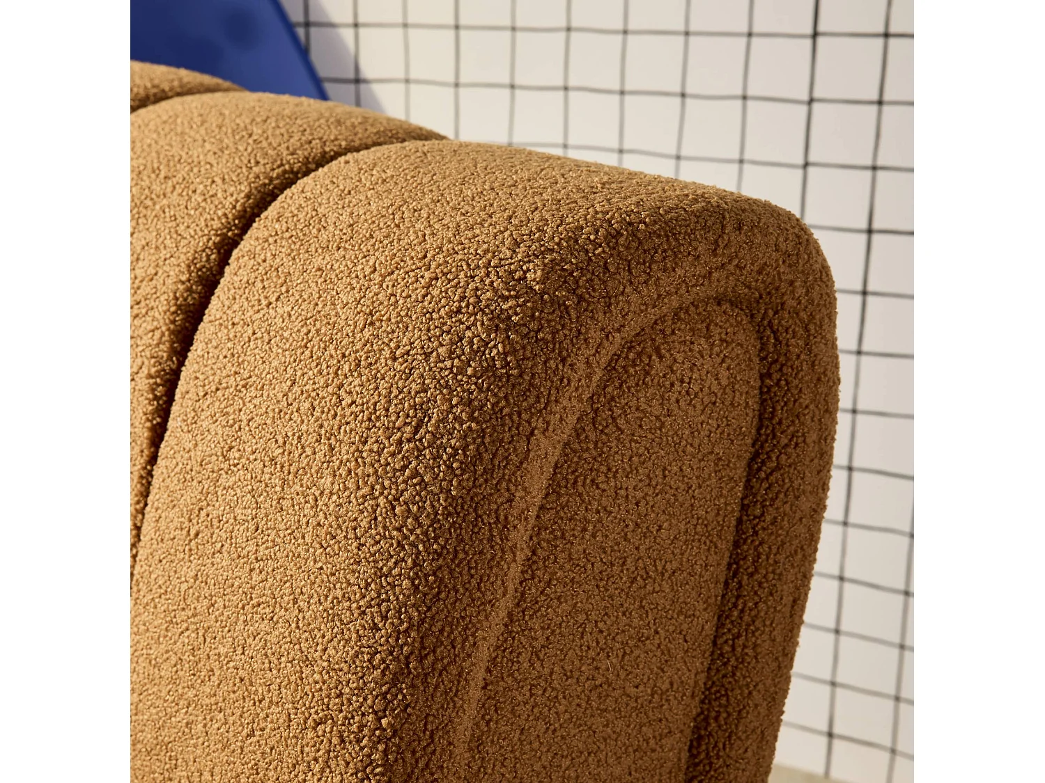 Poltrona relax con gambe rotonde in legno e tessuto bouclé, camel