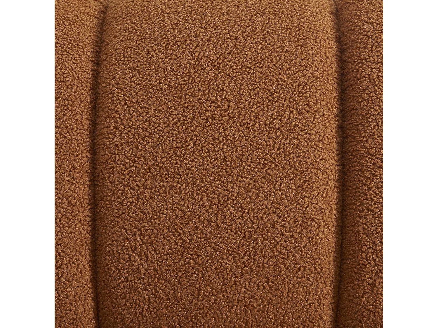 Poltrona relax con gambe rotonde in legno e tessuto bouclé, camel