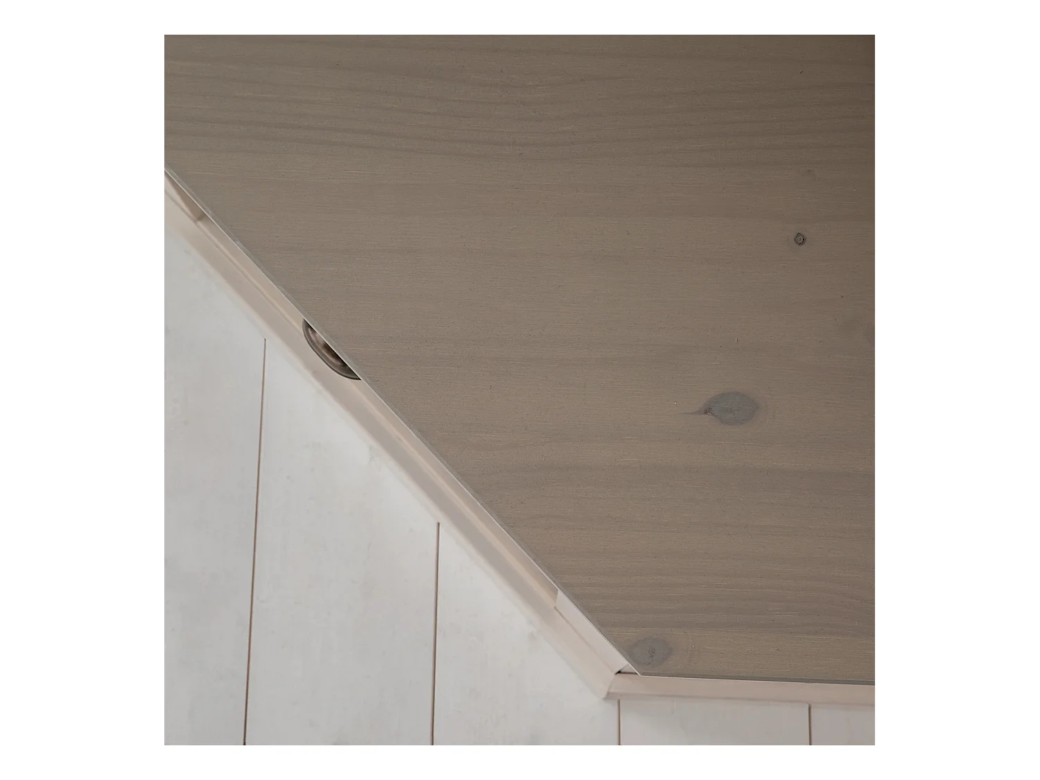 Toby | Armoire compacte en bois de pin de couleur blanc gris