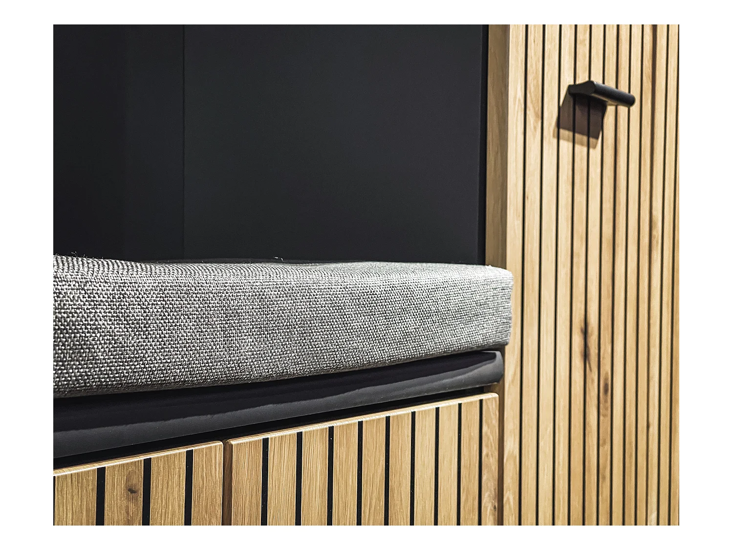 Mobile ingresso appendiabiti moderno con cuscino 90x203 antracite, rovere e stampa a strisce nere IP21