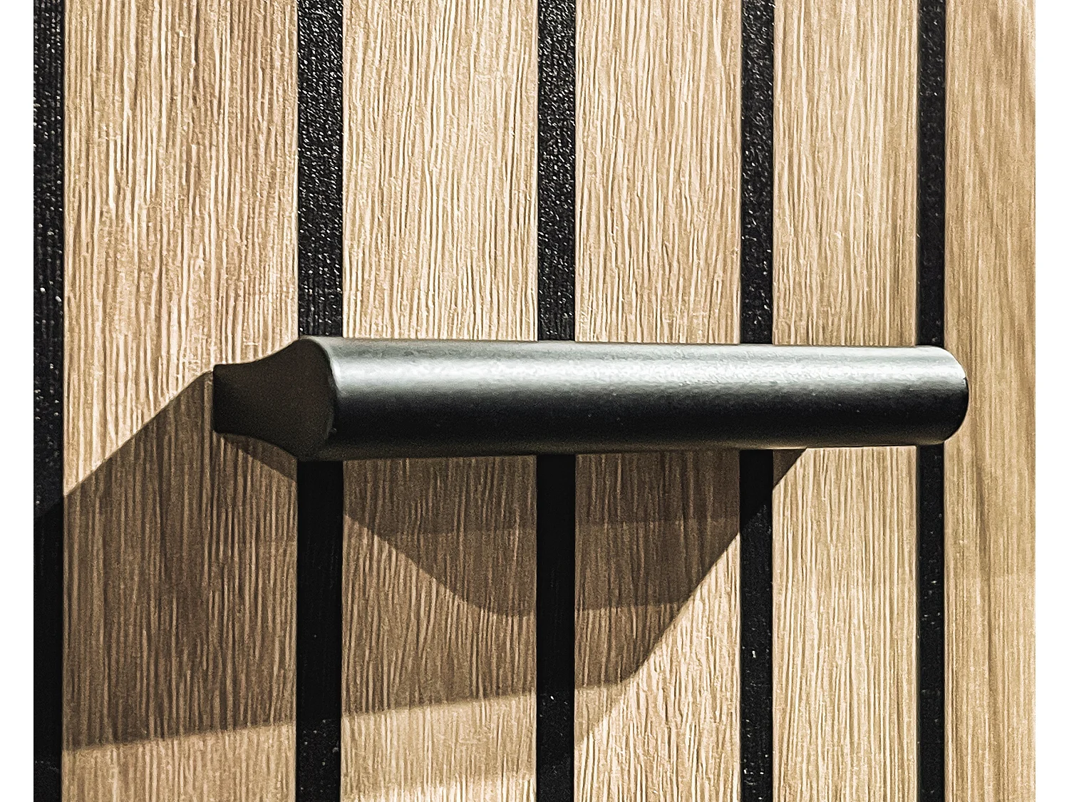 Mobile ingresso appendiabiti moderno con cuscino 90x203 antracite, rovere e stampa a strisce nere IP21