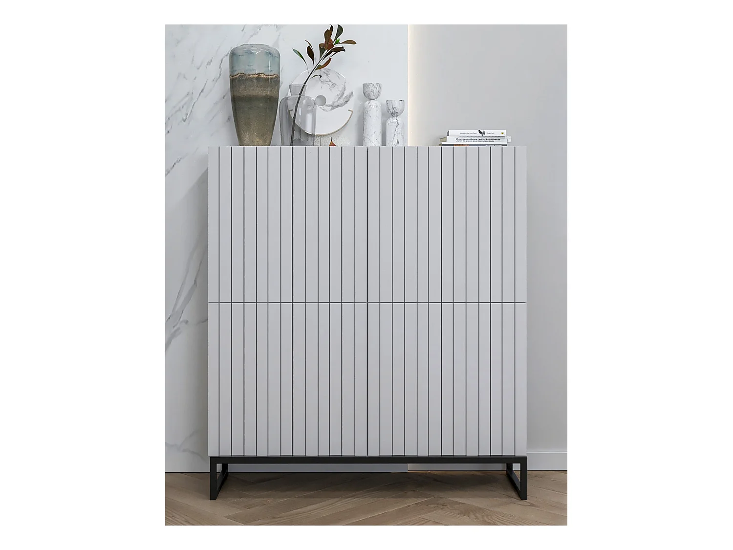 Commode avec 4 portes - Corps Blanc mat, façades rainurées Blanc mat - 112 cm, Cadre en métal noir