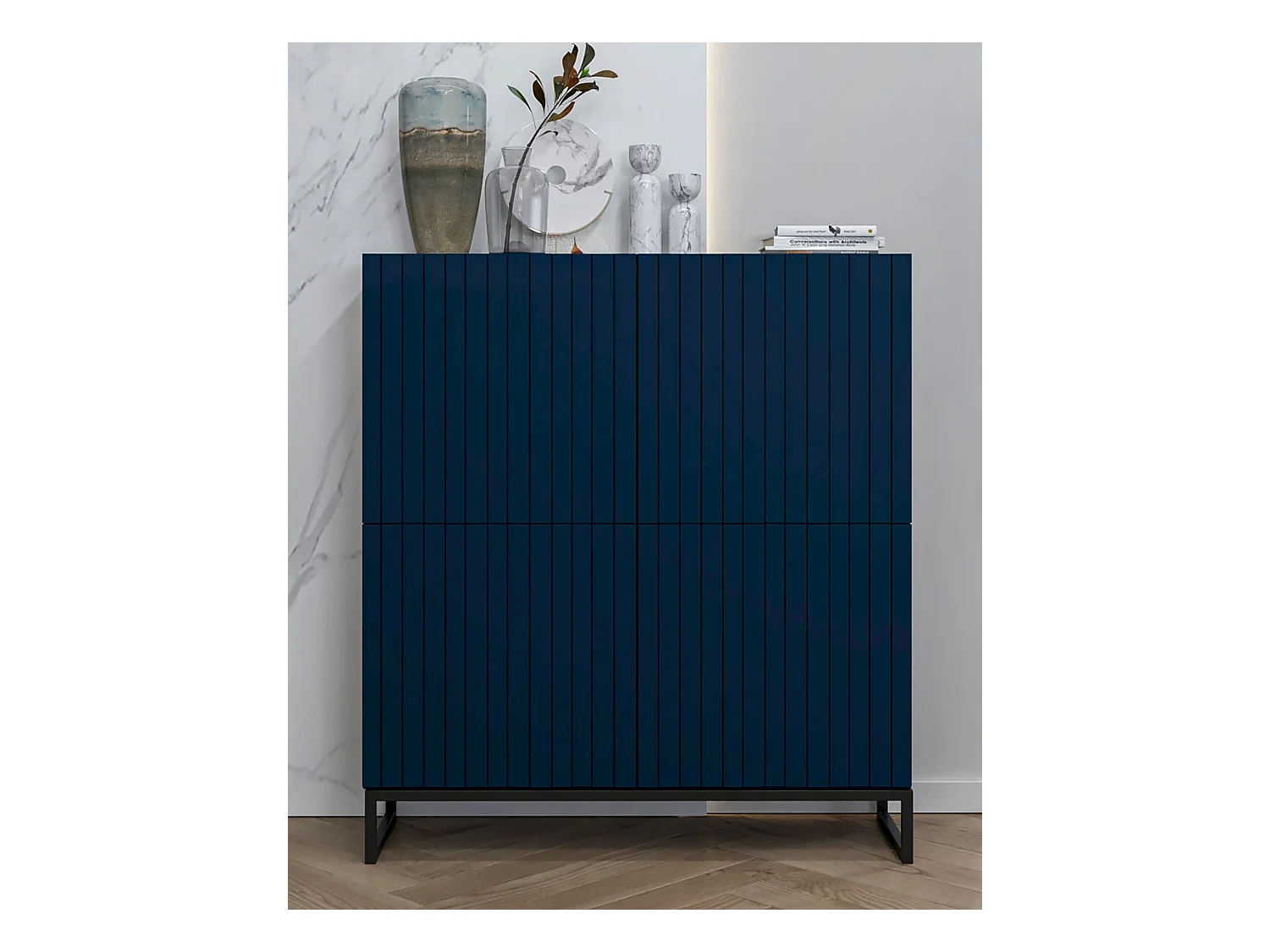 Commode avec 4 portes - Corps Bleu Marine mat, façades rainurées Bleu Marine mat - 112 cm, Cadre en métal noir
