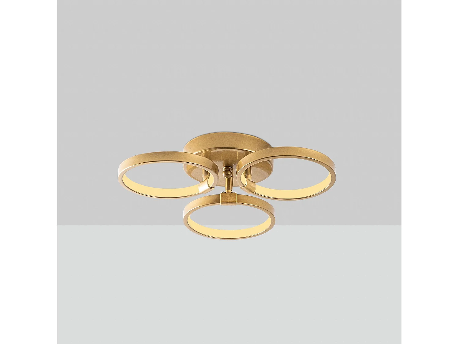 Candeeiro Dourado Elegante para Iluminação Sofisticada