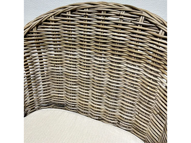 Lot de 2 fauteuils en kubu naturel tressé avec coussin blanc – MAEVA 2