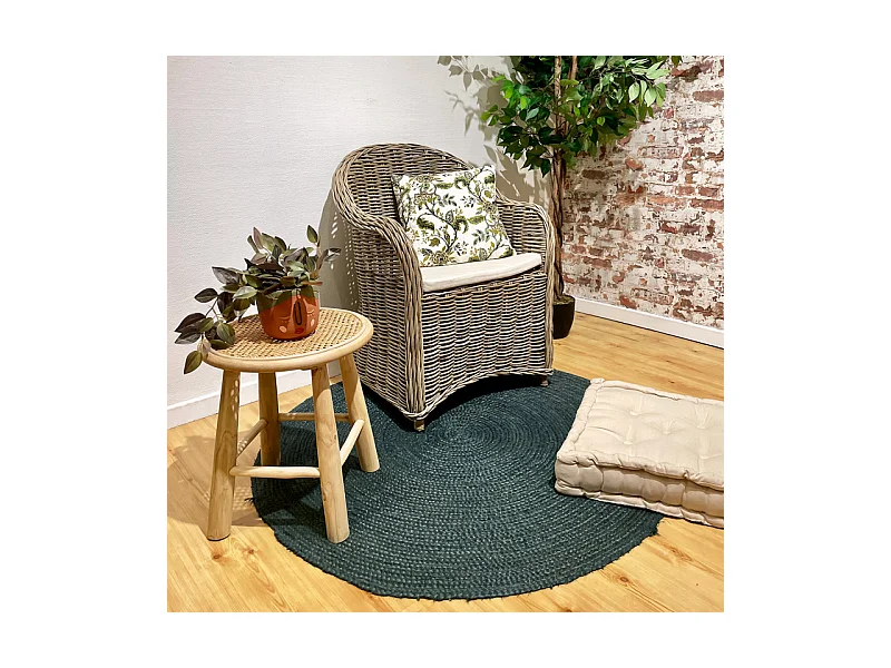 Fauteuil en kubu naturel tressé avec coussin blanc – MAEVA 2