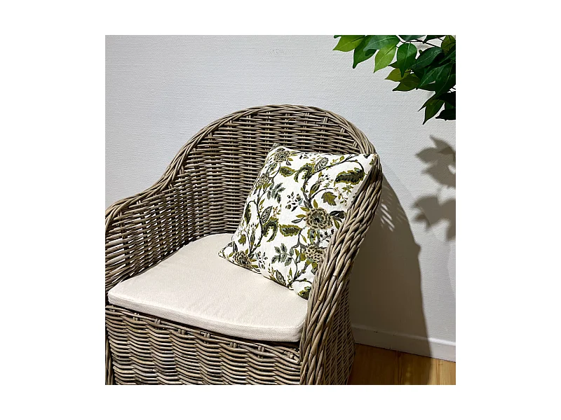 Fauteuil en kubu naturel tressé avec coussin blanc – MAEVA 2