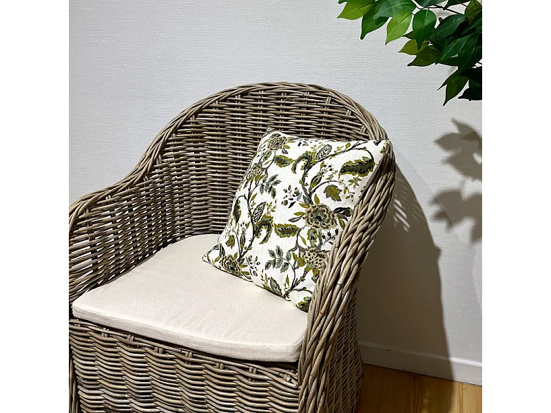 Fauteuil en kubu naturel tressé avec coussin blanc – MAEVA 2