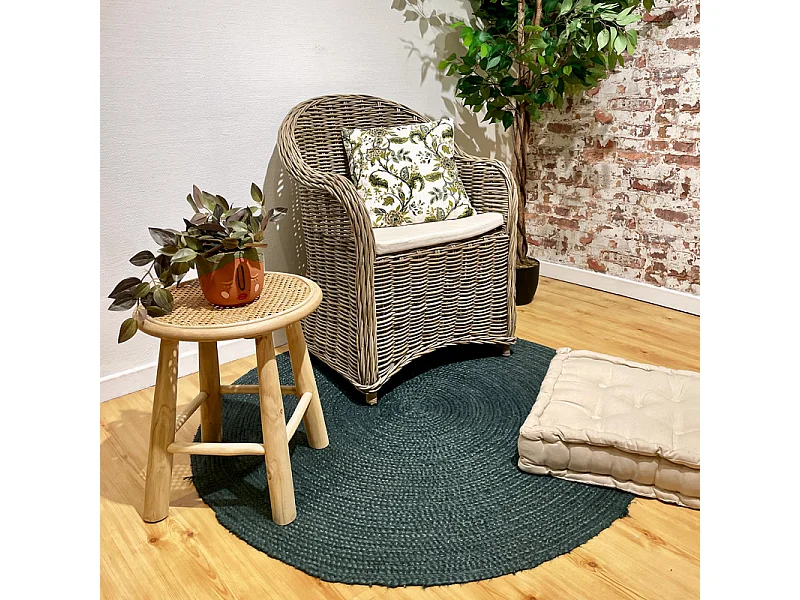 Fauteuil en kubu naturel tressé avec coussin blanc – MAEVA 2