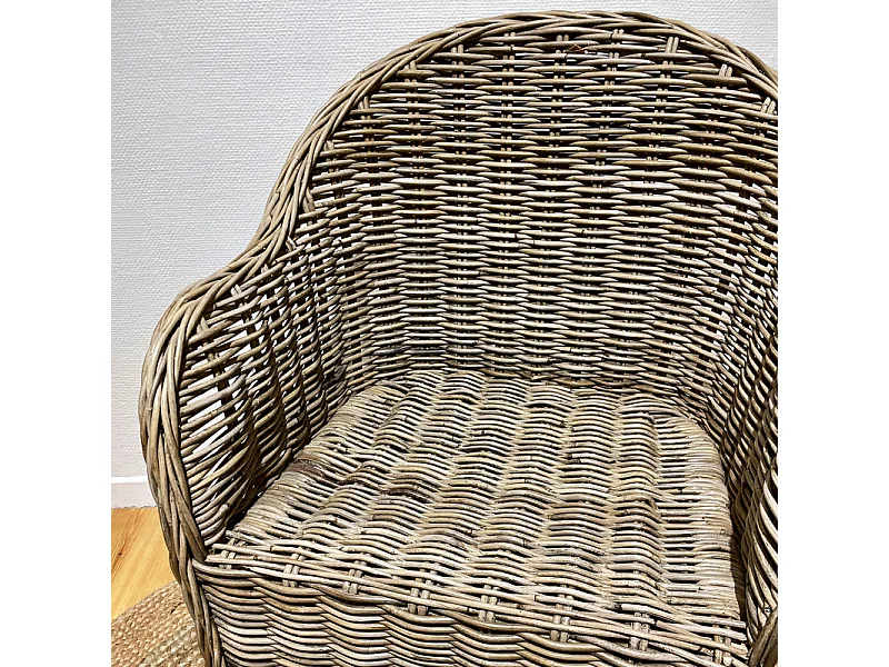 Fauteuil en kubu naturel tressé avec coussin blanc – MAEVA 2