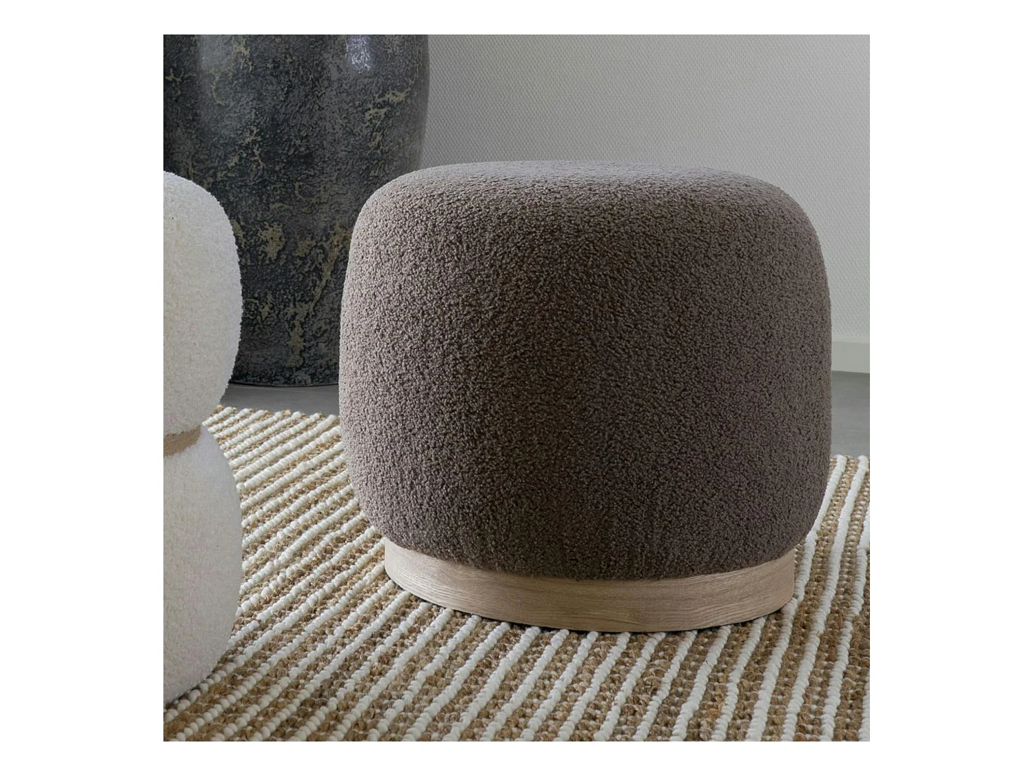 Pouf rond marron effet fourrure sur base bois BRUGES