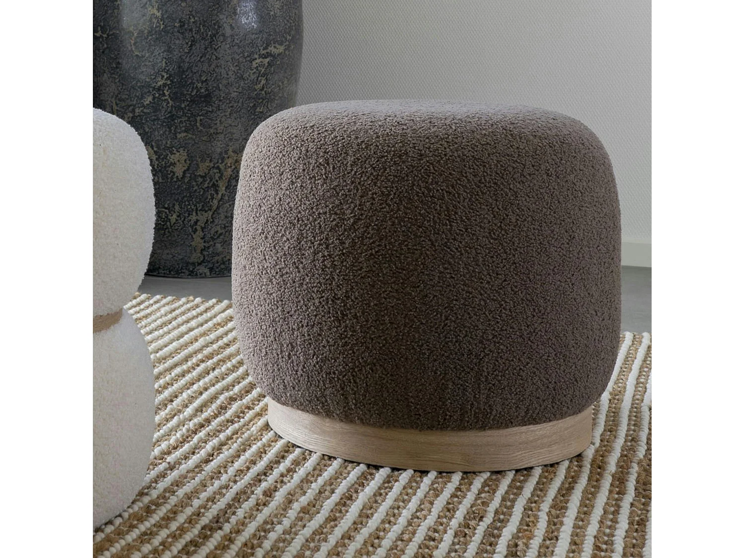 Pouf rond marron effet fourrure sur base bois BRUGES