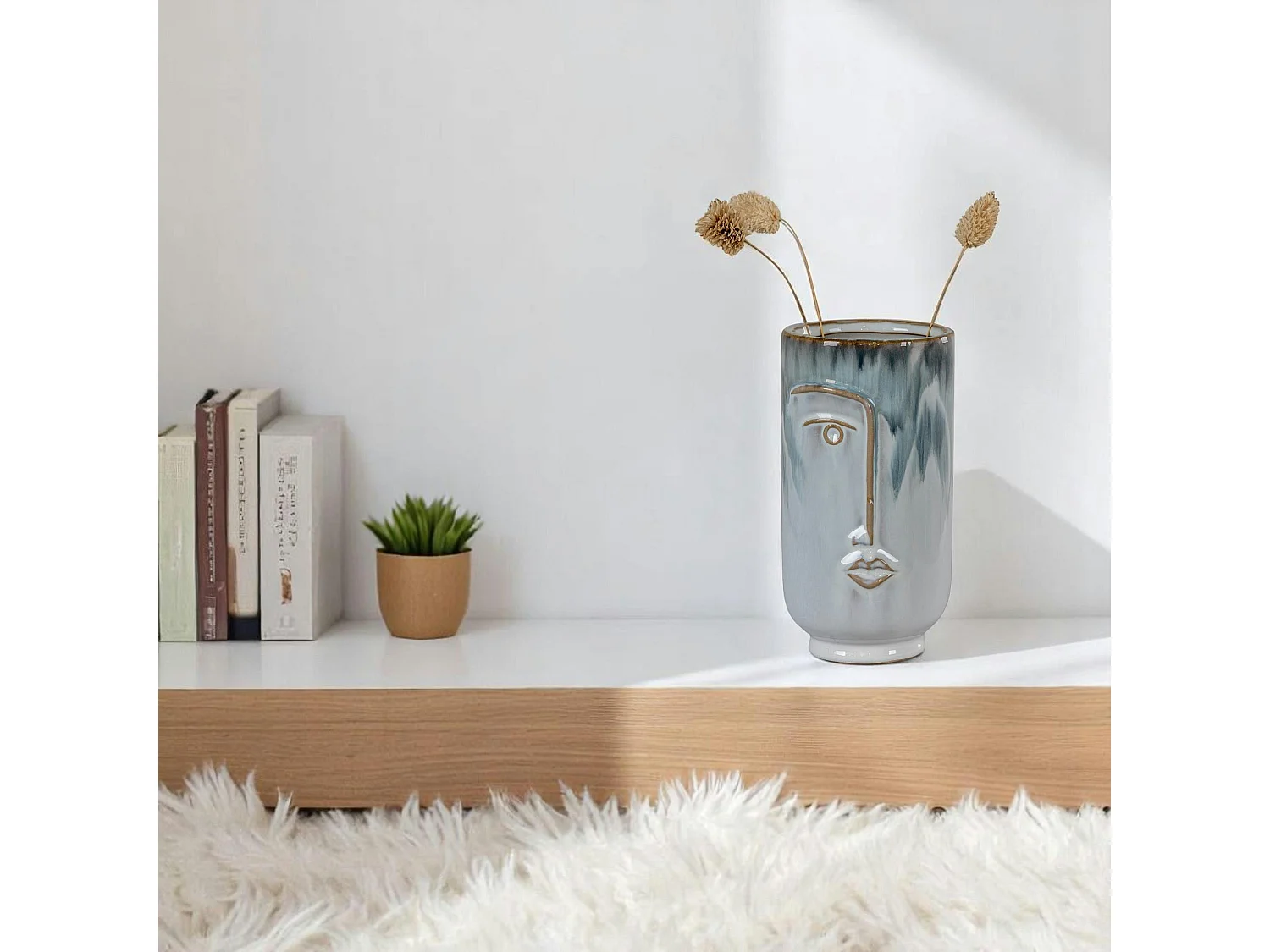 Vase moderne bleu avec motif visage