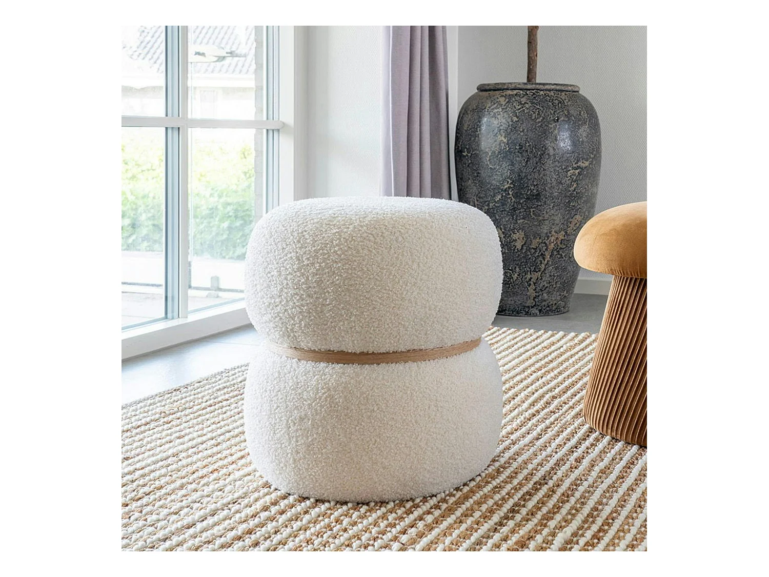 Pouf de salon blanc effet fourrure avec cerclage bois BRUGES
