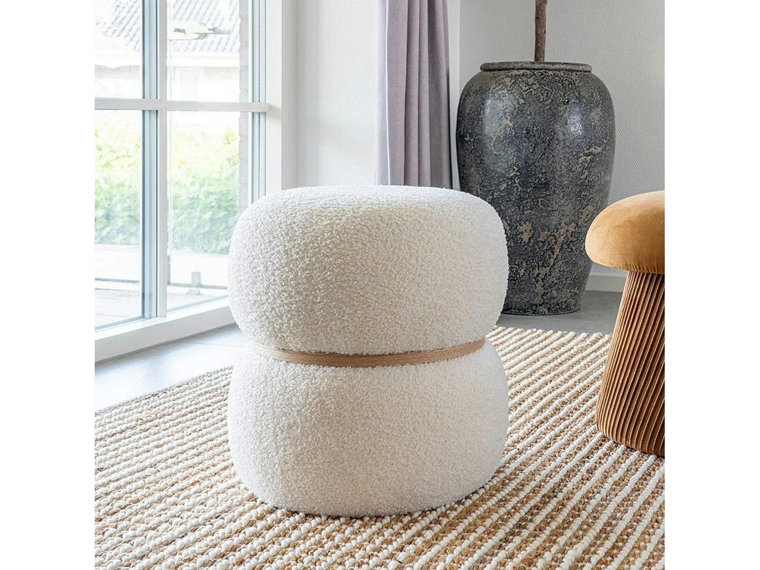 Pouf de salon blanc effet fourrure avec cerclage bois BRUGES