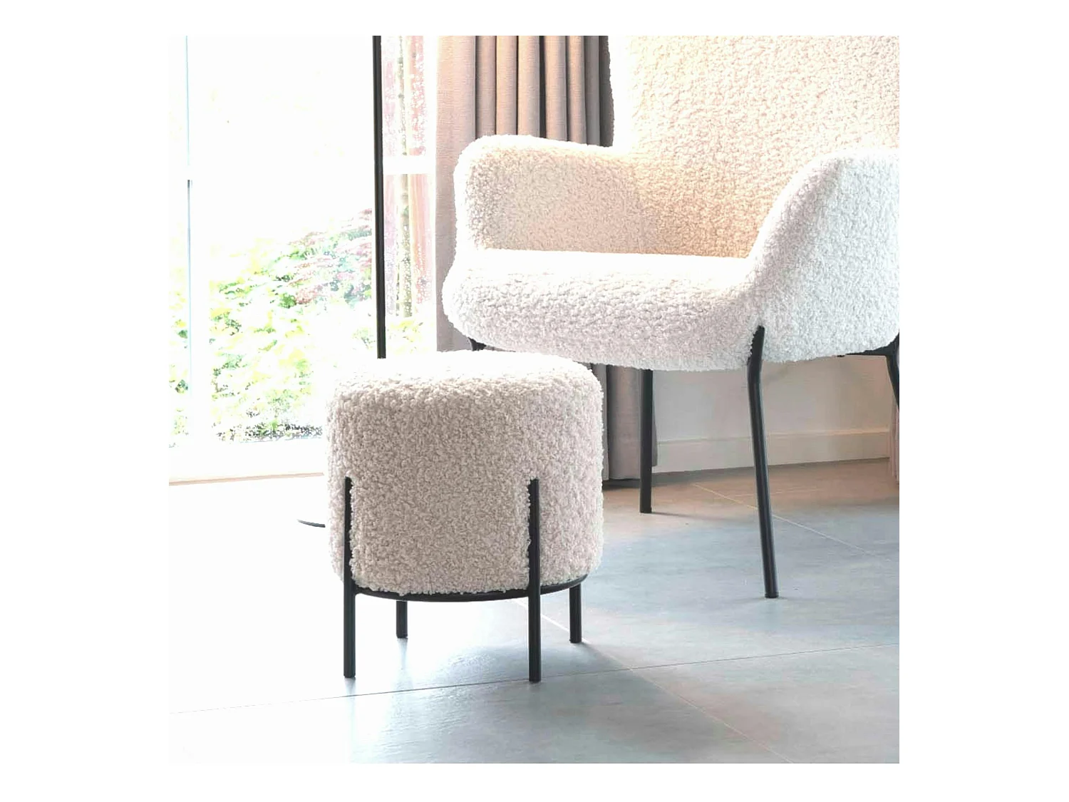 Pouf rond blanc effet fourrure avec pieds en métal noir BRUGES