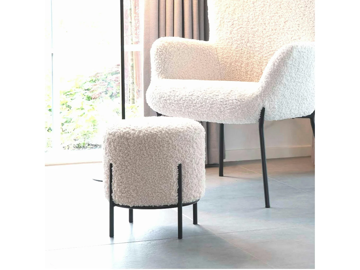 Pouf rond blanc effet fourrure avec pieds en métal noir BRUGES