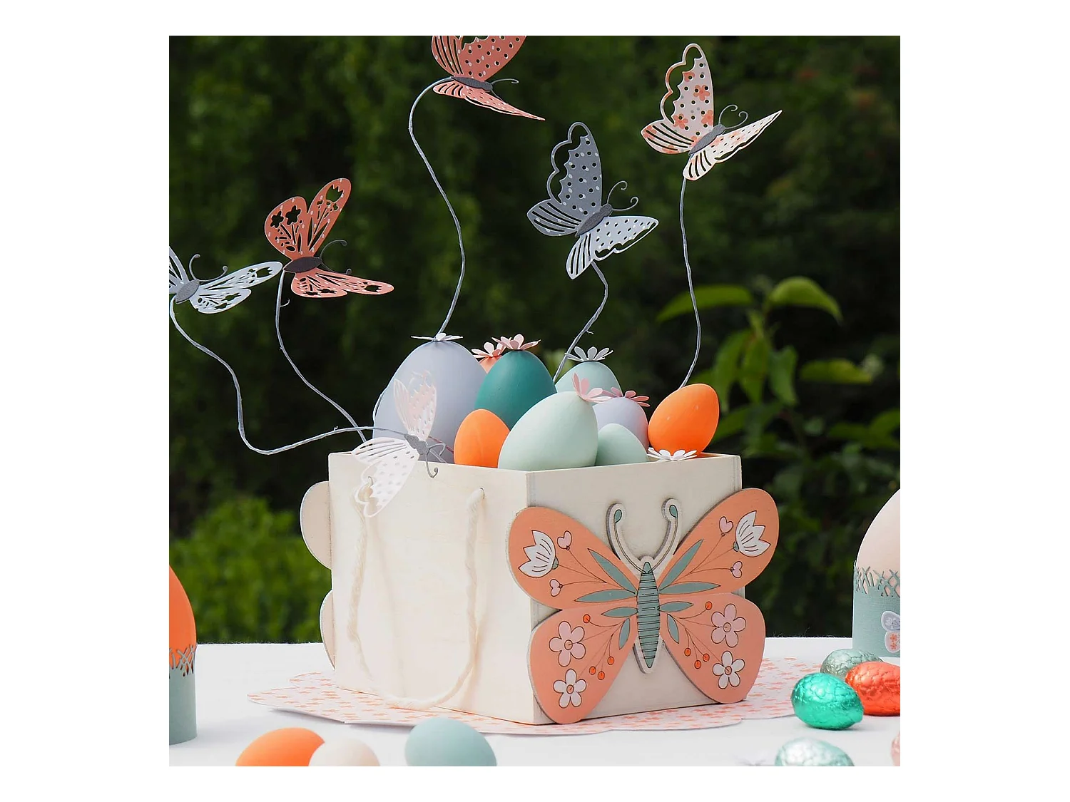 Houten mand met vlinders