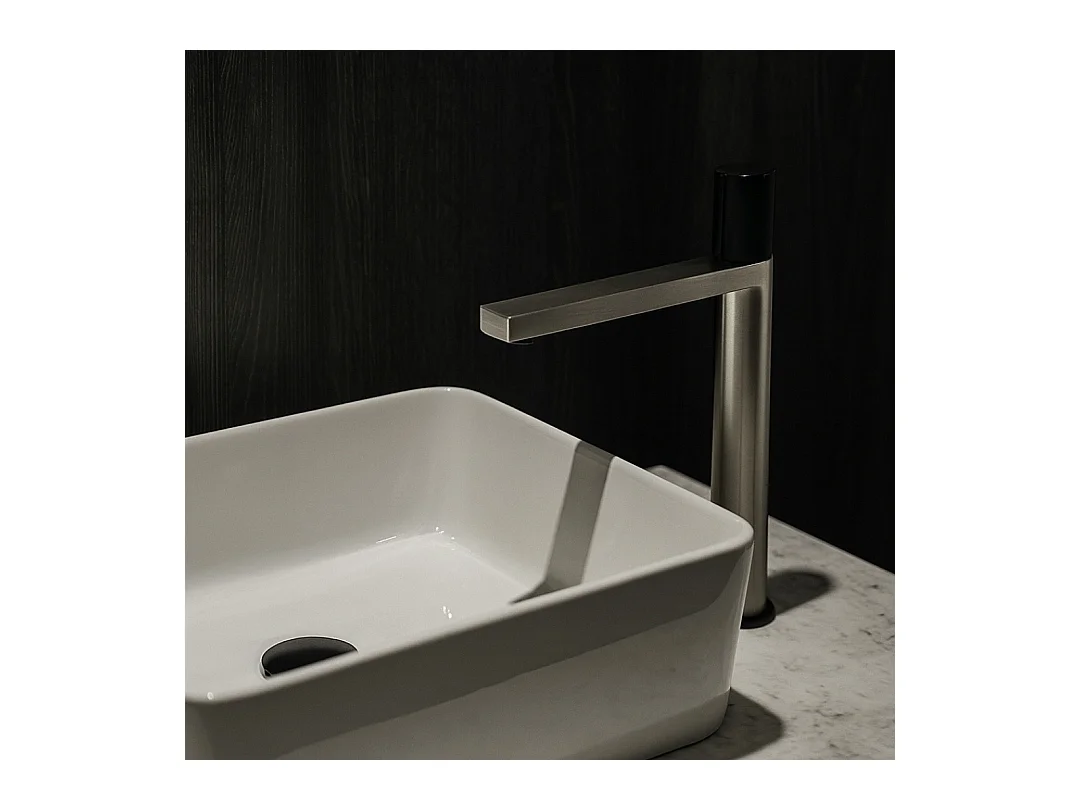 Mezclador alto de lavabo Exil en acero inoxidable y negro Essebagno