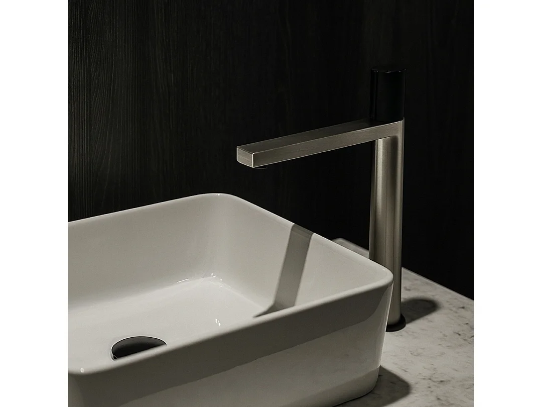 Mezclador alto de lavabo Exil en acero inoxidable y negro Essebagno