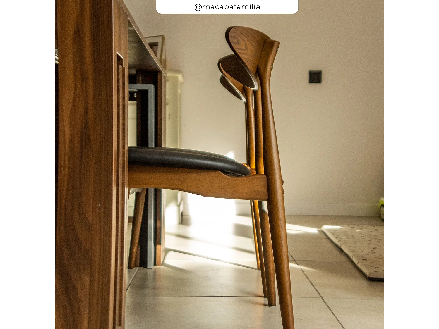 Lot de 2 chaises en cuir synthétique noir et bois d'hévéa - Josette