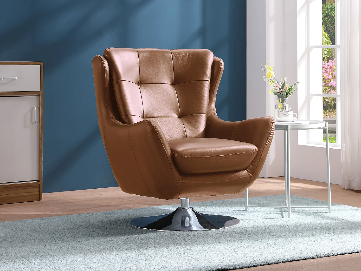 Fauteuil pivotant en cuir de buffle camel ANABA