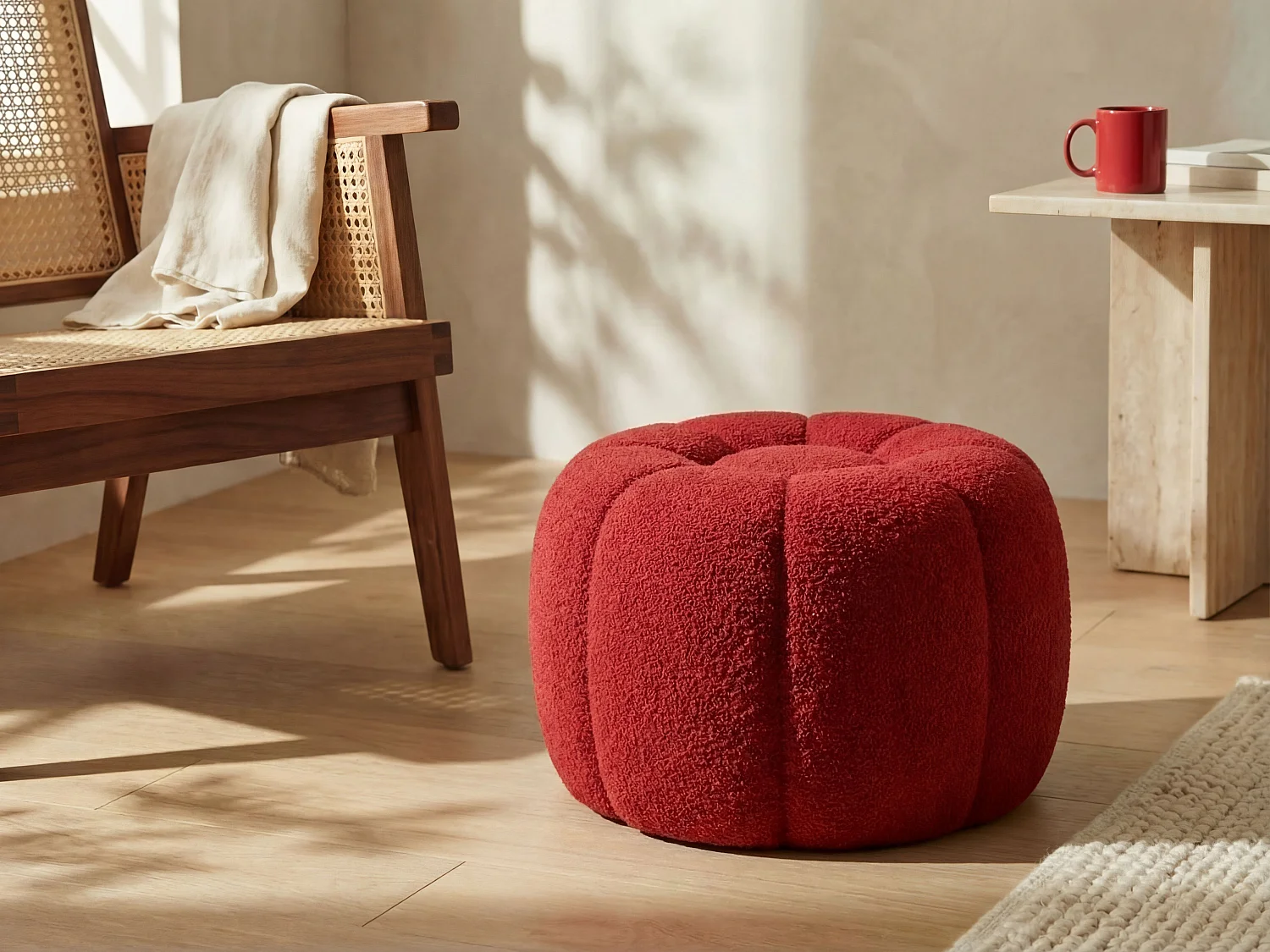 Pouf design fleur en tissu bouclette rouge DELPODA