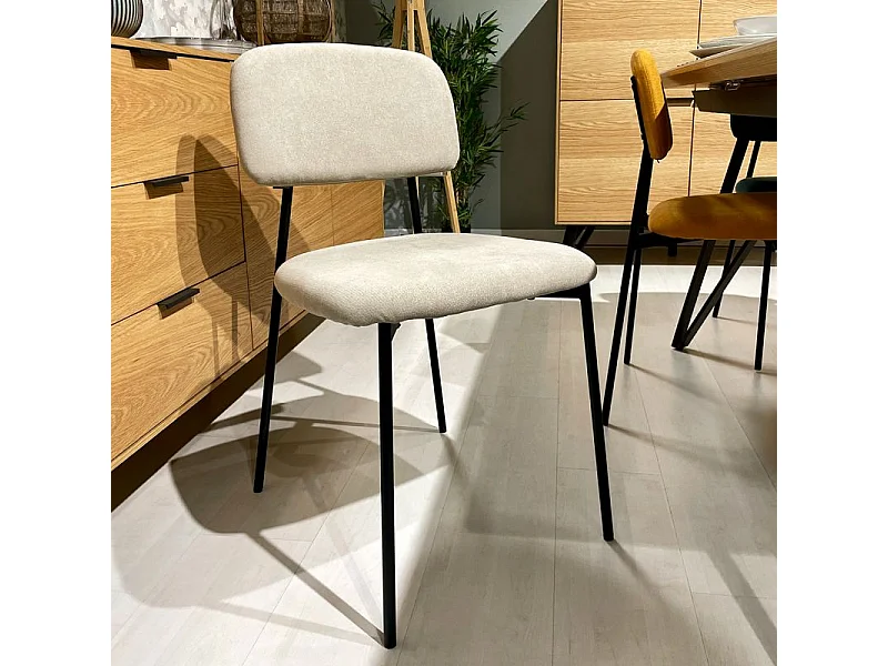 Lot de 4 chaises tissu beige nougat et pieds métal noir – DELILAH