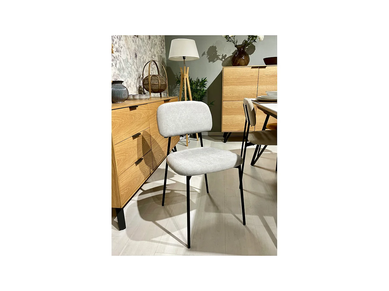 Lot de 4 chaises tissu gris clair et pieds métal noir – DELILAH