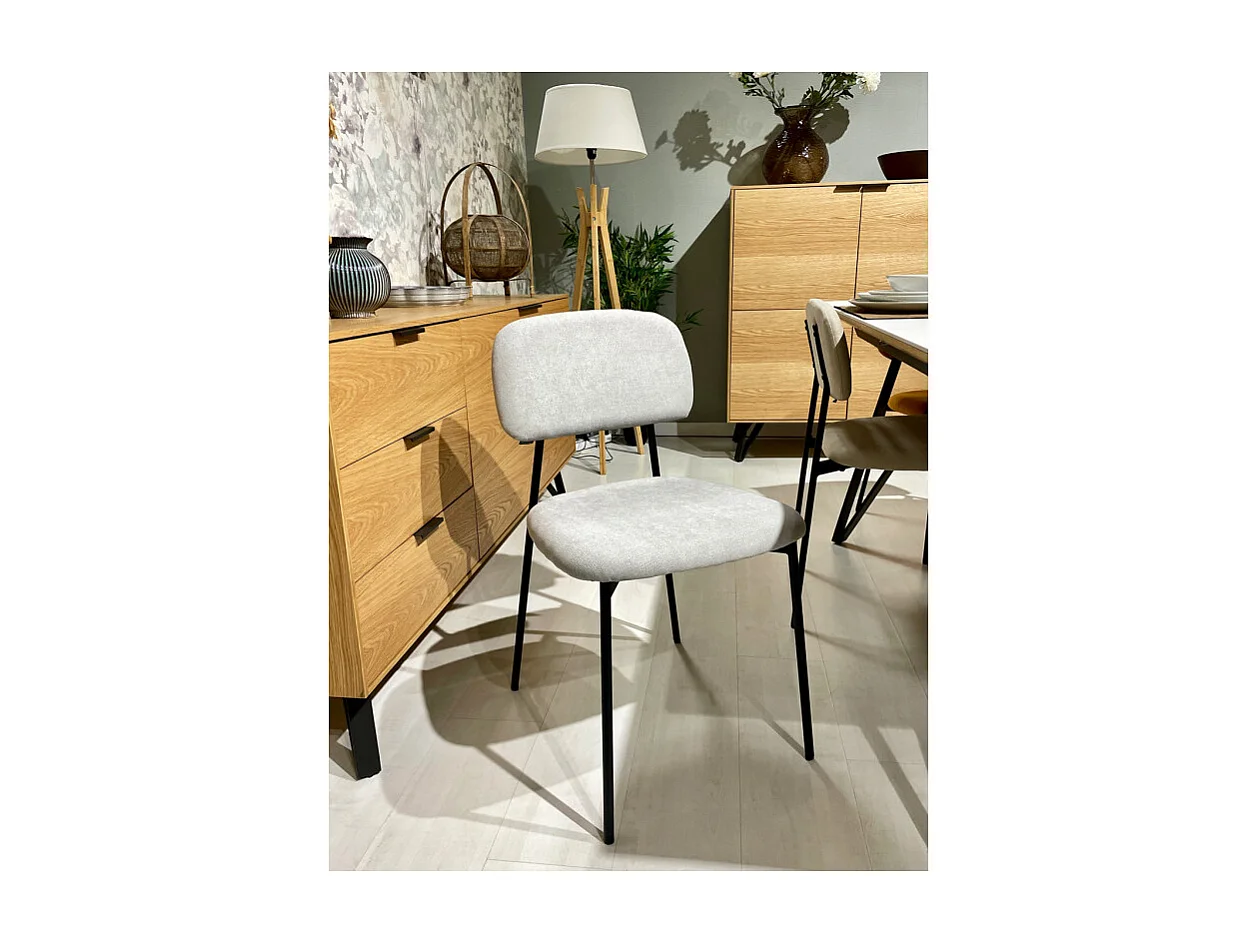 Lot de 4 chaises tissu gris clair et pieds métal noir – DELILAH