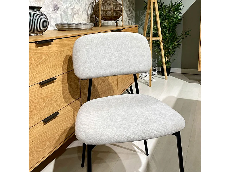 Lot de 4 chaises tissu gris clair et pieds métal noir – DELILAH