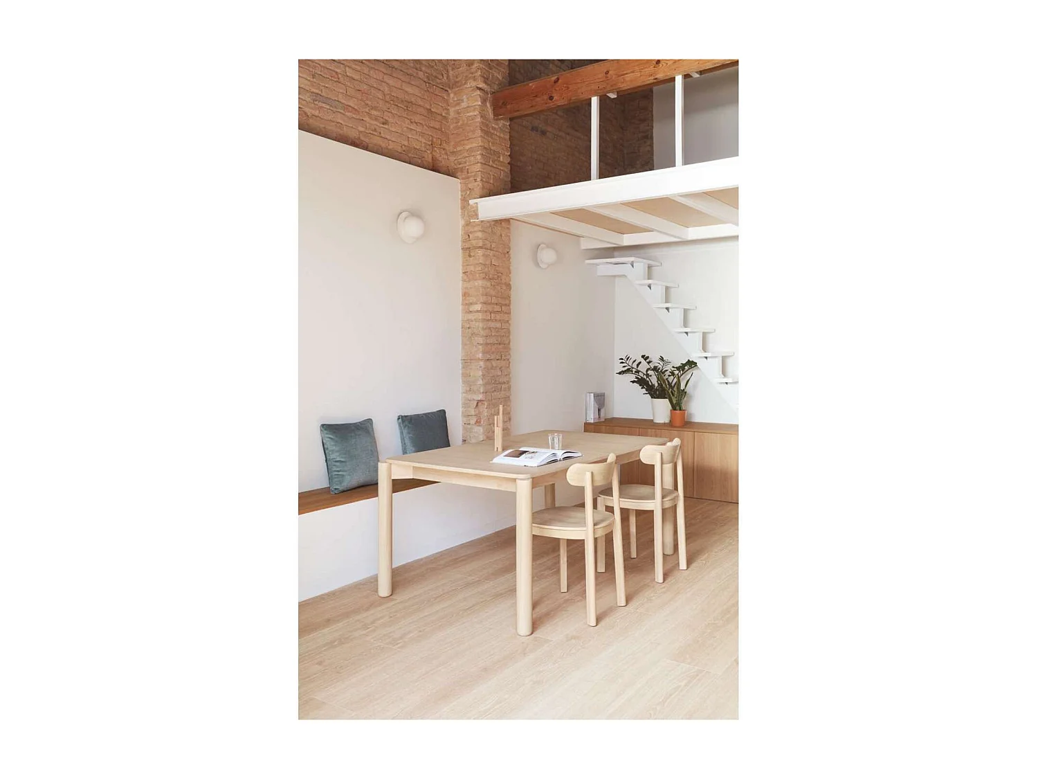 Pack de 2 sillas modelo Nara acabado natural claro, 44cm(ancho) 76cm(alto) 45.5cm (fondo)