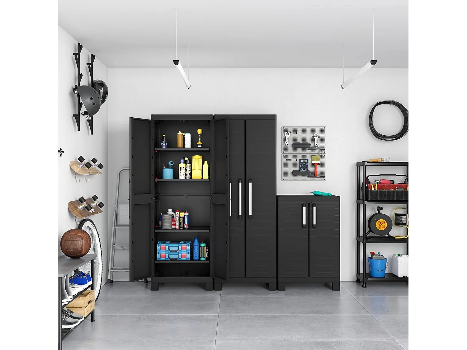 Armario de jardín "Cindy" de resina con estantes interiores y patas elevadas, 65 x 45 x 182 cm.