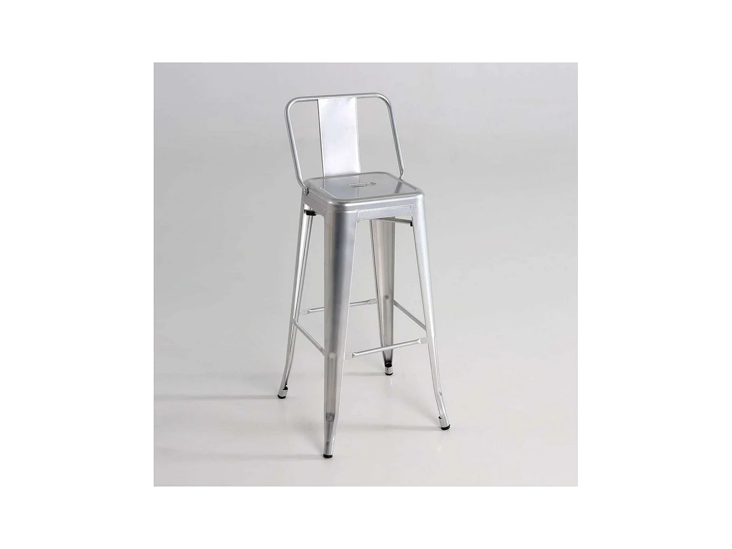 Taburete de metal con respaldo acabado plata, 100 cm(alto)43 cm(ancho)43 cm(largo)